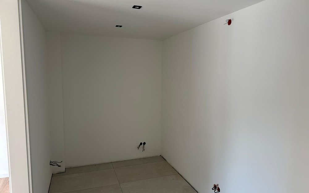 Renovierung – frisch gestrichener Raum