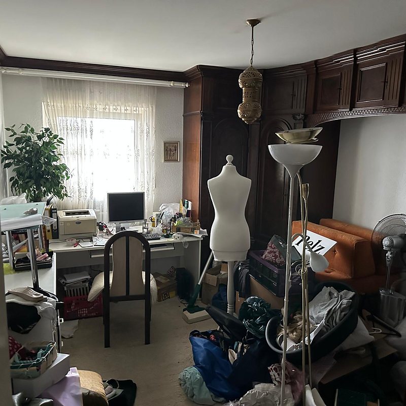 Vollgestelltes Zimmer vor Entrümpelung